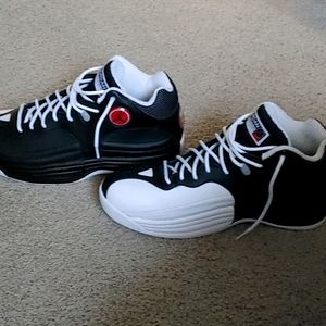 I'm selling brand new never worn jordans